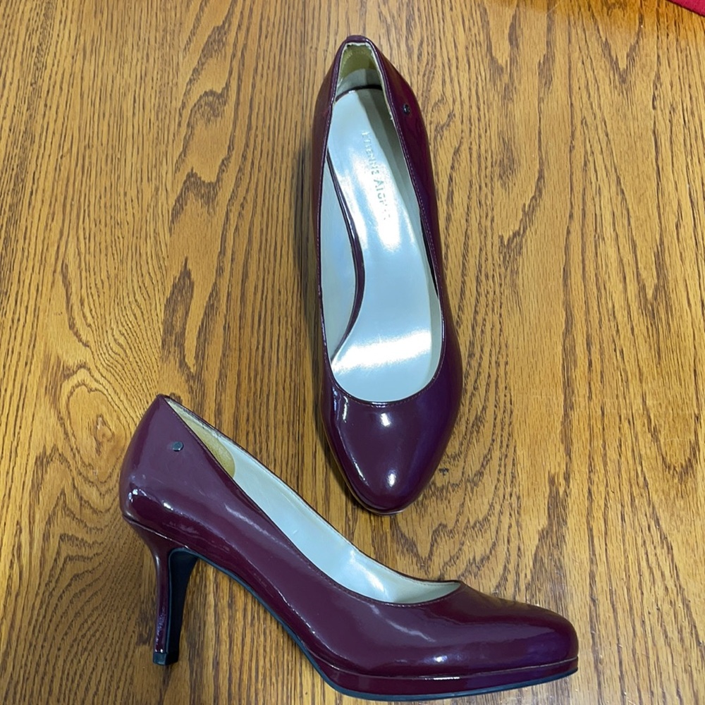 Etienne Aigner plum/purple closed heels